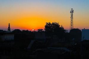 beau lever ou coucher de soleil éclairant doucement les nuages photo