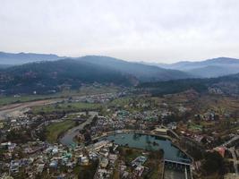 vue aérienne de la ville de baijnath. tir de drone du district de bageshwar. une ville située entre les montagnes photo