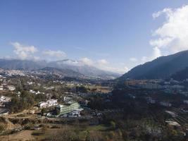 vue aérienne de la ville de pithoragarh dans l'uttarakhand. photo