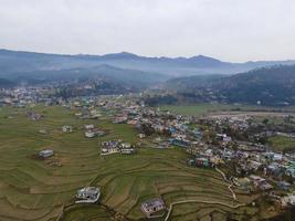 vue aérienne de la ville de baijnath. tir de drone du district de bageshwar. photo