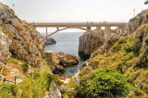 beau paysage marin pittoresque au pont ciolo, salento, pouilles, italie photo