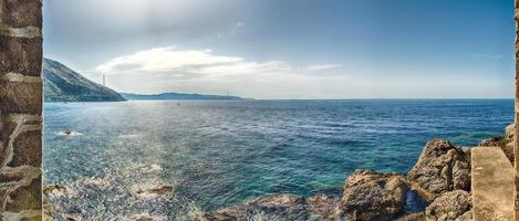 vue panoramique sur le détroit de messine, italie photo