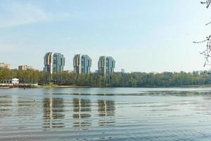 nouveaux bâtiments de maisons sur la rive du fleuve. photo