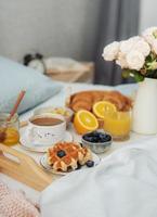 petit déjeuner au lit photo