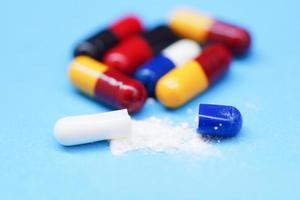 De nombreux comprimés de médicaments pharmaceutiques assortis colorés concept de médicaments en capsule - pilule en capsule photo