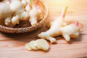 récolte de racines de gingembre sur le panier - jeune gingembre frais pour herbes médicinales naturelles et alimentaires photo