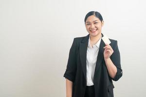 femme asiatique, tenue, carte crédit, à, fond blanc photo