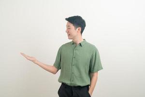 homme asiatique avec la main pointant ou présentant sur fond blanc photo