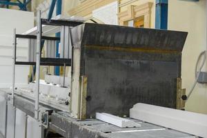 moule de presse pour la production de moulures de plafond. usine de fabrication de panneaux sandwich en styromousse photo