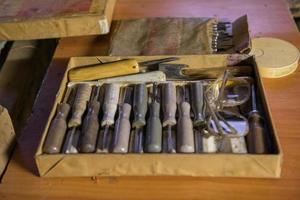 matériel de l'atelier de restauration d'instruments de musique anciens. outil de sculpture sur bois photo