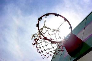 panier de basket en bois avec fond de ciel bleu photo