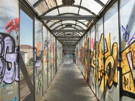 pont avec des graffitis photo