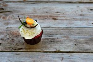 délicieux gâteaux frais aux baies et crème blanche sur fond gris photo