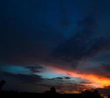 beau ciel coucher de soleil avec des nuages. ciel abstrait. photo