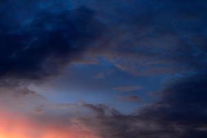 beau ciel coucher de soleil avec des nuages. ciel abstrait. photo