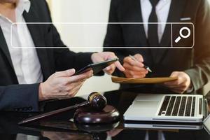 entreprises et avocats discutant des documents contractuels avec une balance en laiton sur le bureau du bureau. droit, services juridiques, conseils, justice et concept de droit. photo