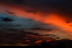 beau ciel coucher de soleil avec des nuages. ciel abstrait. photo