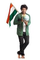 jeune homme avec drapeau indien ou tricolore avec globe terrestre sur fond blanc, fête de l'indépendance indienne, fête de la république indienne photo