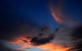 beau ciel coucher de soleil avec des nuages. ciel abstrait. photo