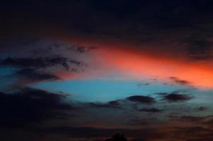 beau ciel coucher de soleil avec des nuages. ciel abstrait. photo
