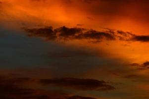 beau ciel coucher de soleil avec des nuages. ciel abstrait. photo