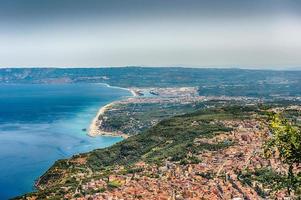 vue sur la ville de palmi depuis le mont sant'elia, italie photo