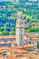 vue aérienne de la tour de la cathédrale de vérone, italie photo