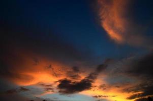 beau ciel coucher de soleil avec des nuages. ciel abstrait. photo