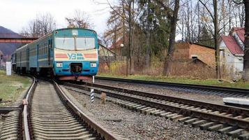 ukraine, yaremche - 20 novembre 2019. train à la gare sur fond de montagnes. wagons de chemin de fer uniques sur le quai de la ville de yaremche. ancien train de voyageurs diesel. gare de chemin de fer. photo