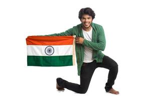 jeune homme avec drapeau indien ou tricolore sur fond blanc, jour de l'indépendance indienne, jour de la république indienne photo