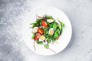 salade oeuf de caille mélange de tomates feuilles légume repas sain nourriture végétalienne ou végétarienne photo