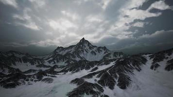 sommets et nuages de haute altitude photo