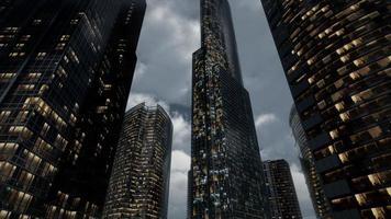 Immeubles de bureaux en verre skyscrpaer avec ciel sombre photo