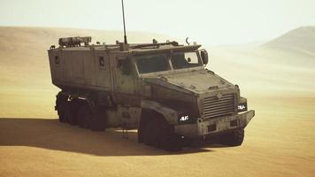 camion militaire blindé dans le désert photo