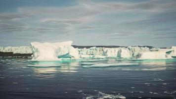 montagnes enneigées contre l'océan bleu en antarctique photo