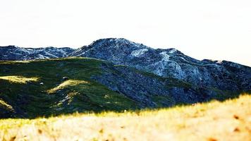 paysage étonnant de montagne colorée et de ciel à l'arrière-plan au coucher du soleil photo