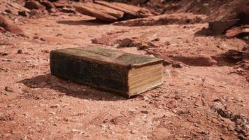 vieux livre dans le désert de roche rouge photo
