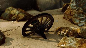 Vieille roue de chariot en bois à la plage de sable photo