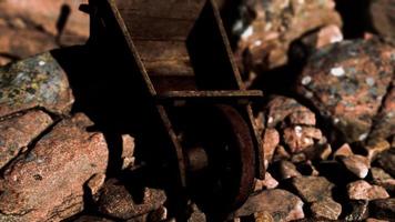 brouette de mine en bois abandonnée sur des rochers photo