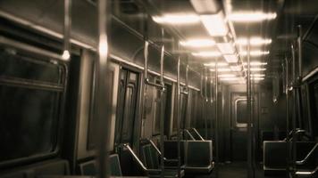 à l'intérieur de la voiture vide du métro de new york photo