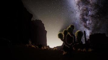 la voie lactée au-dessus du désert de l'utah, états-unis photo