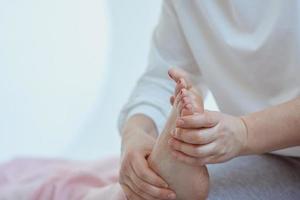 mains faisant un massage thaïlandais des pieds. médecine alternative et concept de massage thaïlandais photo