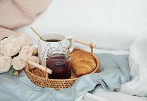 petit déjeuner au lit photo