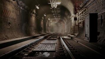 tunnel ferroviaire vide près de la gare souterraine photo