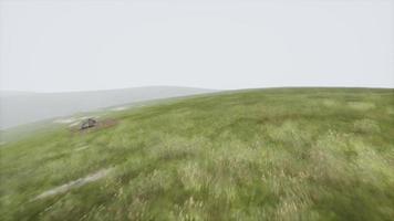 paysage de collines vertes aériennes dans le brouillard photo