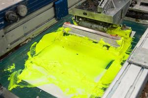 équipements et machines pour la peinture de tissu dans une usine de confection libre photo