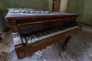 beau vieux piano en bois dans une salle verte