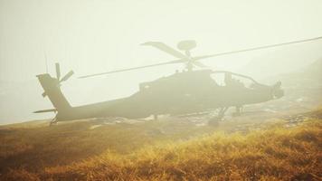 hélicoptère militaire dans les montagnes en guerre photo