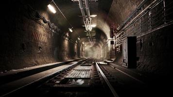 tunnel ferroviaire vide près de la gare souterraine photo