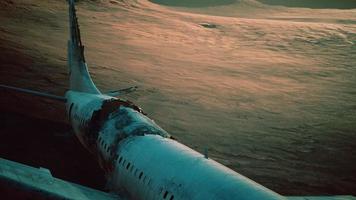 avion écrasé abandonné dans le désert photo